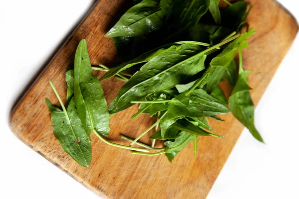 Beyaz bir masanın üzerindeki kesme tahtasındaki kızkuşu.