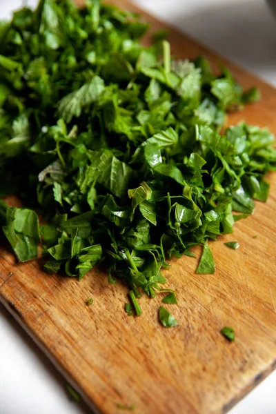 Beyaz bir masanın üzerindeki kesme tahtasındaki kızkuşu.