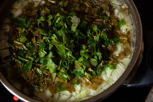 Kızılağaç ocaktaki tencerede pişirilir.