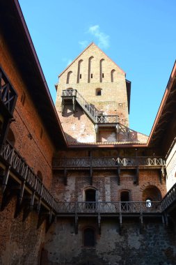 15. yüzyılda kırmızı tuğladan yapılmış avlusu, kuleleri ve galerileri olan bir ortaçağ kalesi. Trakai, Litvanya 'da.  