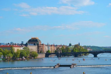 Vltava Nehri ve Charles Köprüsü 'nden Prag' ın güzel manzarası