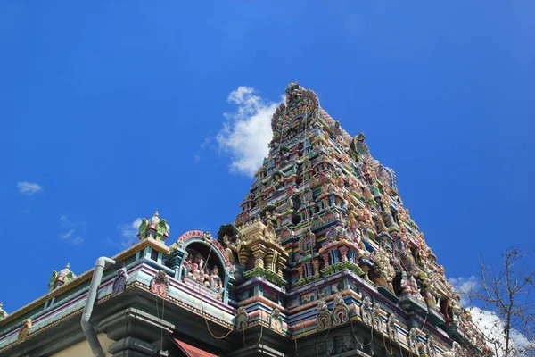 ヒンズー教の寺院マヘ島のセーシェル共和国の首都であるビクトリア州のArul Mihu Navasthi Vinayagar 南東方向からの寺院の塔の眺め — ストック写真