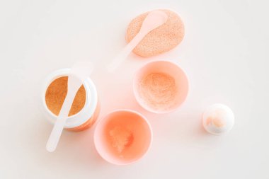 Beyaz arkaplanda kozmetik aljinat maskesi.