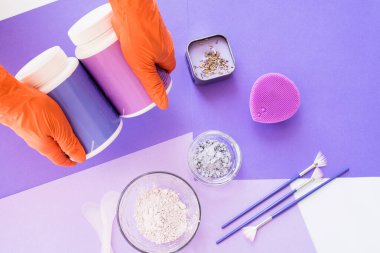 Menekşe arkaplanda kozmetik aljinat maskeler.