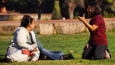 Sohbet - Bir grup arkadaş güzel sıcak bir günde eğleniyor ve sohbet ediyorlar..