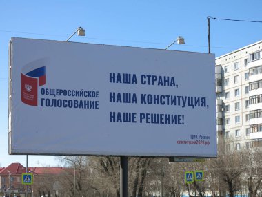 Omsk, Rusya - 31 Mart 2020: Tüm Rusya anayasal oylarının Billboard 'u