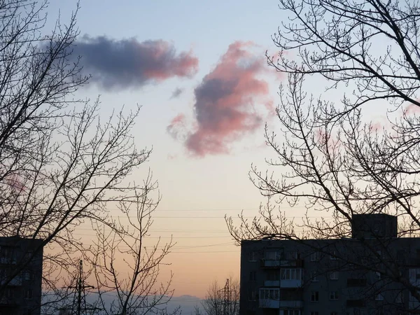 Gün batımında güneş ışığının yansıması bulutlarda