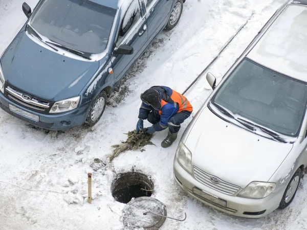 Omsk, Rusya - 26 Ocak 2020: Kanalizasyonu tıkanmalardan temizlemek