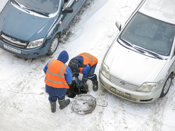 Omsk, Russia - January 26, 2020: Cleansing the sewer well from blockages — Stock Image Omsk Russia January 2020 Cleansing Sewer Well Blockages Stock Image