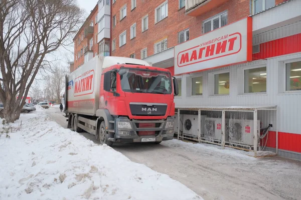 Omsk, Rusya - 26 Şubat 2020: Tipik Omsk Magnit mağaza zinciri