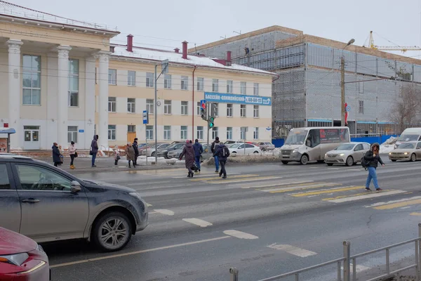 Omsk, Rusya - 29 Şubat 2020: Bir tıp fakültesi yakınlarındaki yaya geçidi