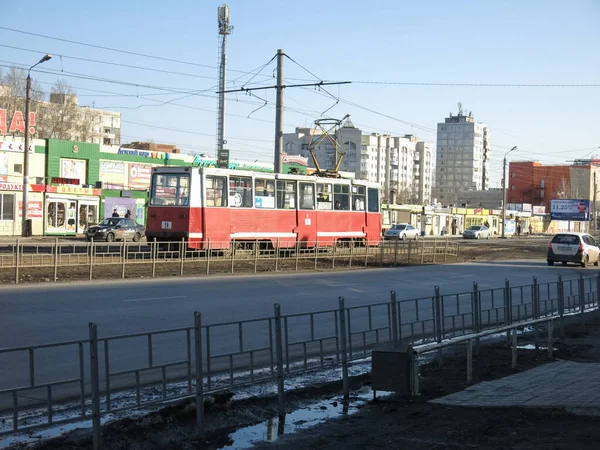 Omsk, Rusya - 29 Mart 2020: 7 numaralı tramvay yolu üzerinde trafik