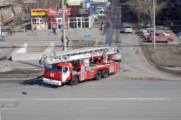 Omsk, Rusya - 24 Mart 2020: İtfaiye aracı acil çağrıdan döndü
