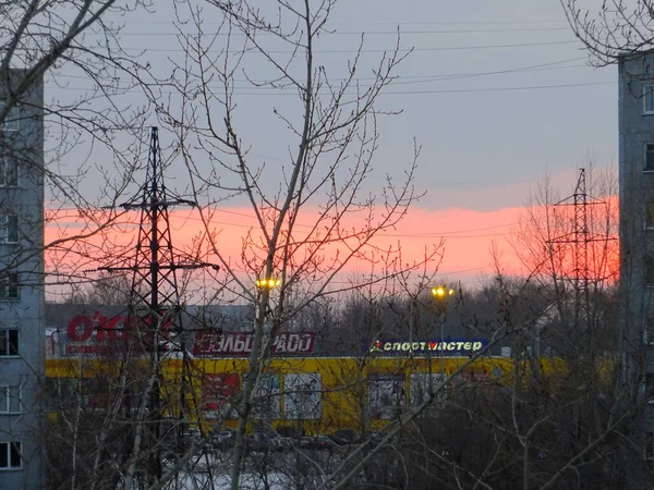 Omsk, Rusya - 04 Mart 2020: Günbatımında sarı O 'KEY hipermarketinin görüntüsü