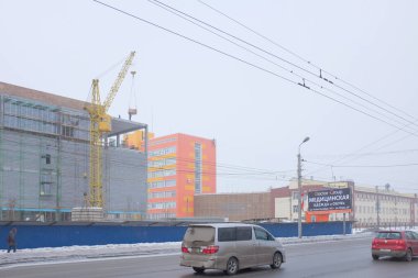 Omsk, Rusya - 02 Mart 2020: Teknik Üniversite yakınlarında bir alışveriş merkezi inşaatı