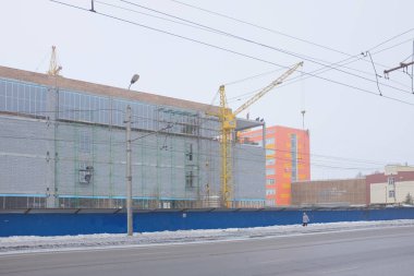 Omsk, Rusya - 02 Mart 2020: Teknik Üniversite yakınlarında bir alışveriş merkezi inşaatı