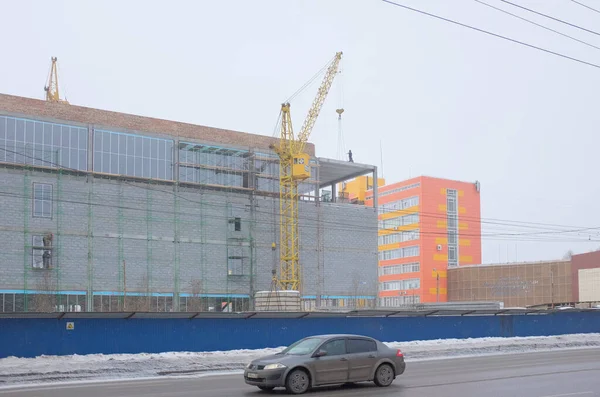 Omsk, Rusya - 02 Mart 2020: Teknik Üniversite yakınlarında bir alışveriş merkezi inşaatı
