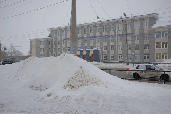 Omsk, Rusya - 27 Şubat 2020: Sibirya Devlet Otomobili ve Otoyol Üniversitesi bir kar fırtınasında