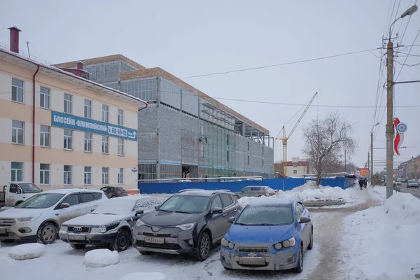 Omsk, Rusya - 21 Şubat 2020: Tıp fakültesi yakınlarında bir alışveriş merkezi inşaatı