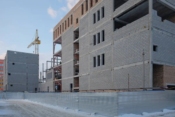 Omsk, Rusya - 21 Şubat 2020: Beş katlı bir alışveriş merkezi inşaatı
