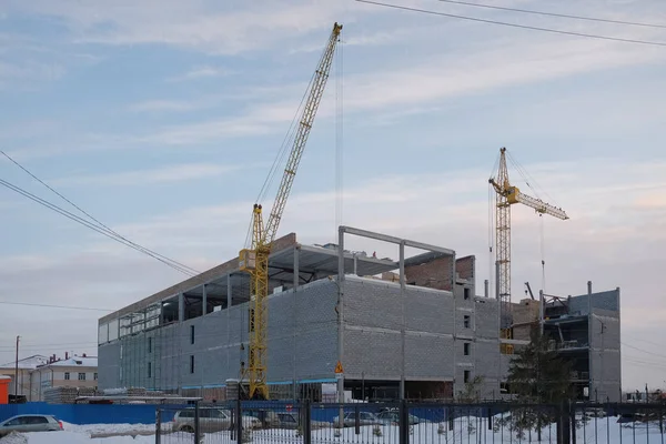 Omsk, Rusya - 21 Şubat 2020: Bir alışveriş merkezi inşaatı