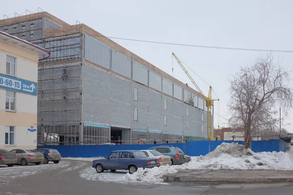 Omsk Ρωσία Μαρτίου 2020 Κατασκευή Πενταώροφου Εμπορικού Συγκροτήματος — Φωτογραφία Αρχείου