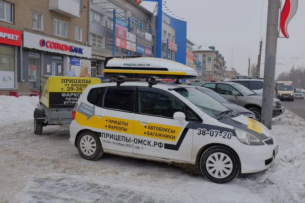 Omsk, Rusya - 4 Şubat 2020: Arabalı reklam karavanları
