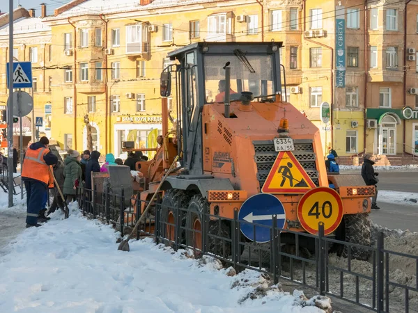 Omsk, Rusya - 08 Ocak 2020: Kamu hizmetleri yoluyla yollarda kar temizliği