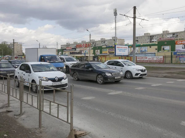 Omsk, Rusya - 01 Mayıs 2020: Pervomaisky alışveriş merkezi yakınlarındaki trafik