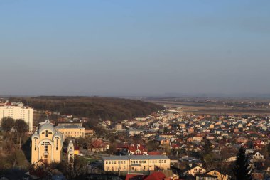  Ev, çatılar, gün batımında küçük bir kasaba.