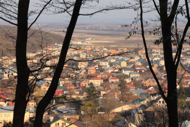  Ev, çatılar, gün batımında küçük bir kasaba.