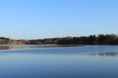 Göl, güneşli hava, mavi gökyüzü, doğa.