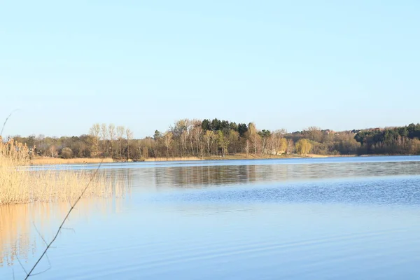 Lago Tempo Ensolarado Céu Azul Natureza — Fotografia de Stock