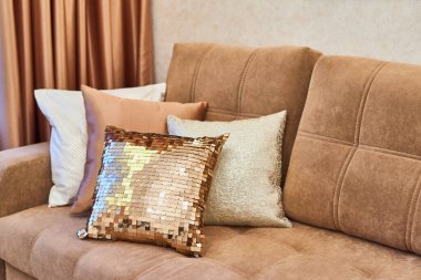 Kahverengi, krema ve bej yastıklar odadaki açık kahverengi kanepe, kapatın..