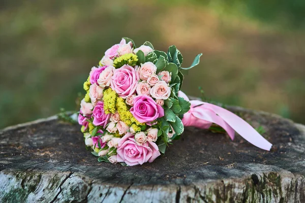Prachtige Bruiloft Boeket Van Rozen Gele Bloemen Met Roze Linten — Stockfoto
