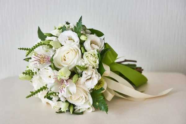 Mooie Bruiloft Boeket Close Van Witte Rozen Irissen Groen Kruiden — Stockfoto