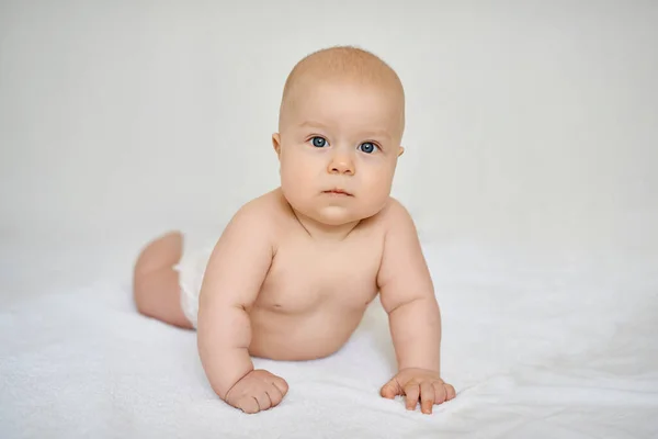 Encantador Bebé Sobre Fondo Blanco Acostado Sobre Estómago Apoyado Sus — Foto de Stock