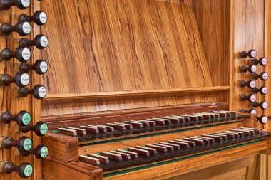 Organ enstrüman elementi, çekmeler, tahta klavye konsolu ve kontrol paneli, kapat.