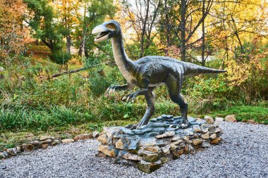 Tarih öncesi dinozor Ornithomim 'in doğadaki büyük modeli. Gerçekçi bir manzara.