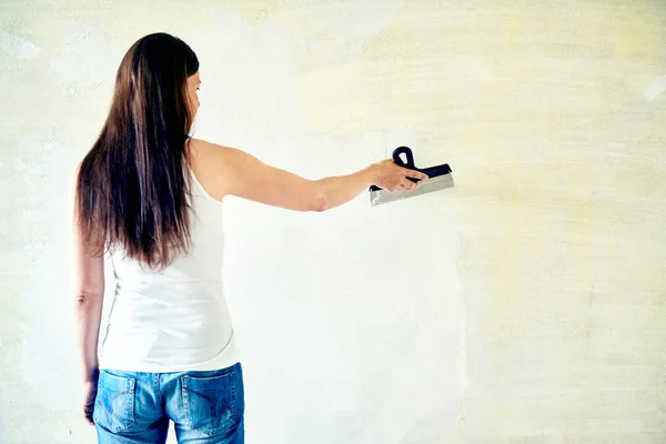 Vrouw Die Muren Pleistert Met Afwerkingsklei Kamer Met Stoppelmes Spatel — Stockfoto