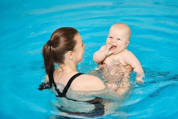 Mamma Insegna Bambino Felice Nuotare Nella Piscina Acqua Lezioni Nuoto — Foto Stock