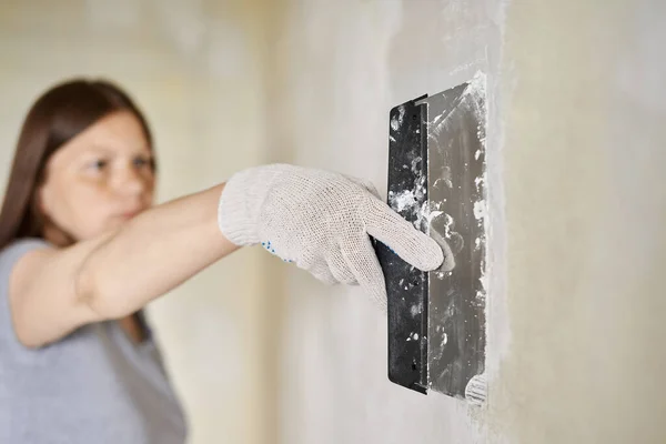 Vrouw Die Muren Pleistert Met Afwerkingsklei Kamer Met Stoppelmes Spatel — Stockfoto