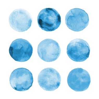 Suluboya çemberleri mavi renkleri toplar. Suluboya lekeleri beyaz arkaplanda izole edildi