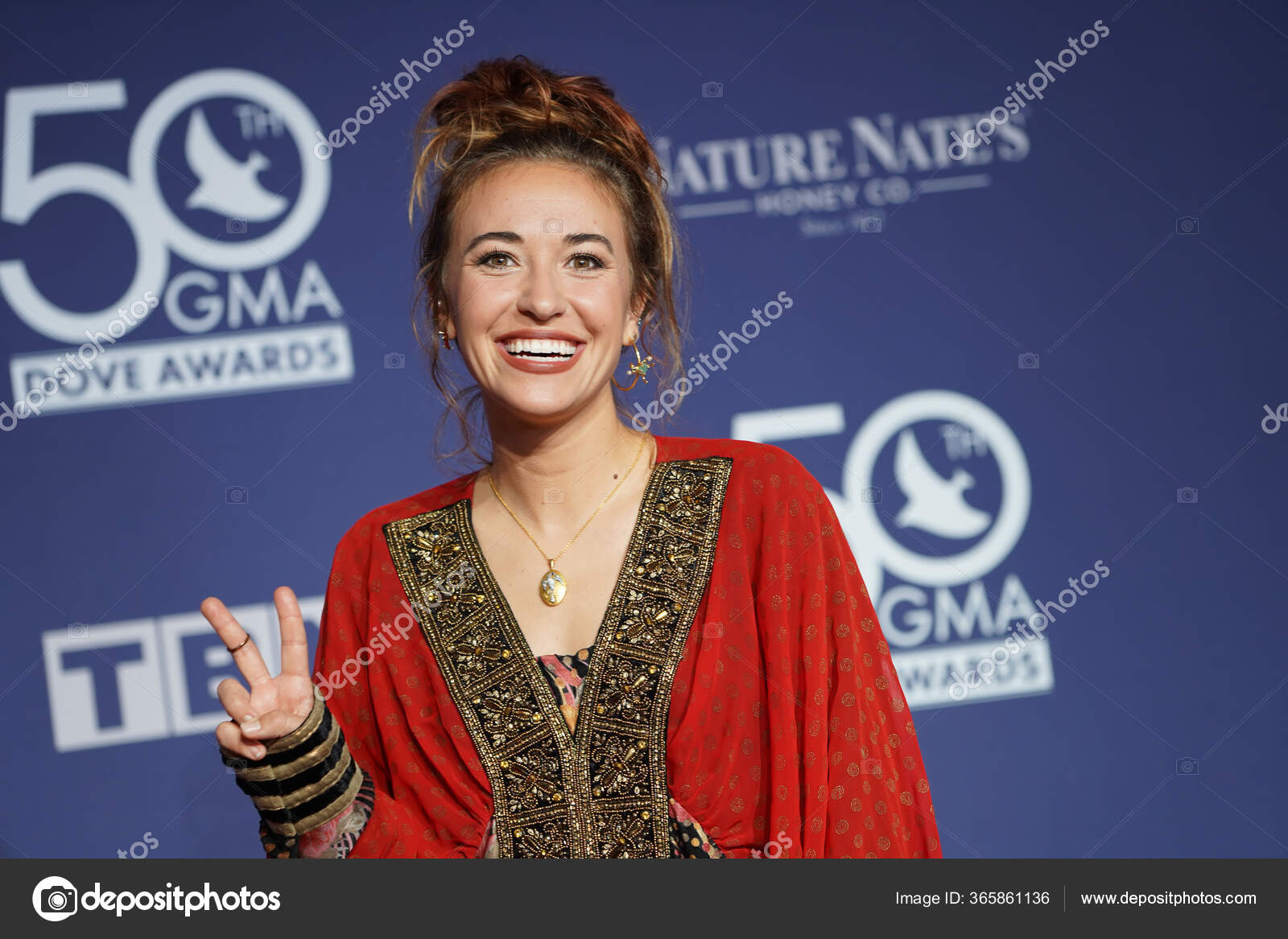 Singer Lauren Daigle Walk Red Carpet 50Th Gma Dove Awards – Stock