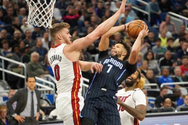 Orlando Magic oyuncusu Michael Carter-Williams 1 Şubat 2020 tarihinde Orlando Florida 'daki Amway Center' da Miami Heat 'ten Meyers Leonard # 0 faul yaptı. Fotoğraf: Marty Jean-Louis