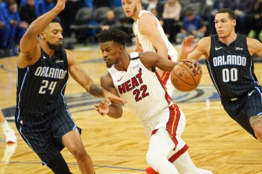 Jimmy Butler Orlando Center Khem Birch 'ü geçmeye çalışıyor. (Amway Center, Orlando, 3 Ocak 2020) Fotoğraf: Marty Jean-Louis