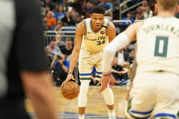 Milwaukee Bucks oyuncusu Giannis Antetokounmpo # 34 Orlando Florida 'daki Amway' de 8 Şubat 2020 'de takım arkadaşını kesiyor. Fotoğraf: Marty Jean-Louis