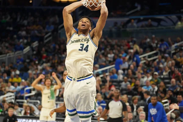 Milwaukee Bucks oyuncusu Giannis Antetokounmpo # 34, 8 Şubat 2020 tarihinde Orlando Florida 'daki Amway' de smaç basıyor. Fotoğraf: Marty Jean-Louis