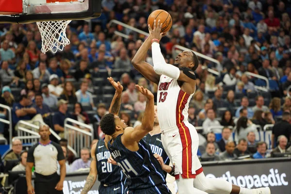 Miami Heat 'in forvet oyuncusu Bam Adebayo basket yapmaya çalışıyor ve Orlando' dan Khem Birch faul yapıyor. (Amway Center, Orlando, 3 Ocak 2020) Fotoğraf: Marty Jean-Louis