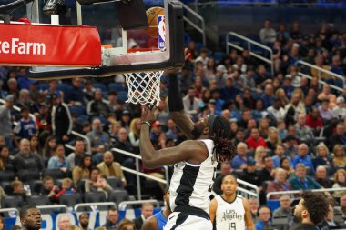LA Clippers oyuncusu Montrezl Harrel # 5, 26 Ocak 2020 'de Orlando Florida' daki Amway Center 'da basket atıyor. Fotoğraf: Marty Jean-Louis